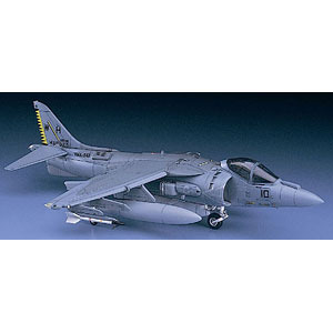 1/72 AV-8Bプラス ハリアーII プラモデル