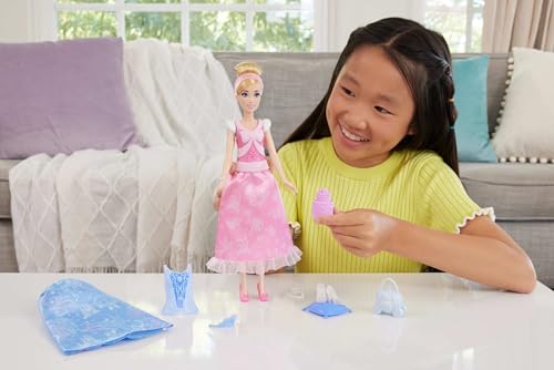 Mattel ディズニー プリンセス おもちゃ シンデレラファッションドール 2つのルックス、9つのアクセサリー、スナップオンボディス2つとスカート2つ、ディズニー映画に触発された2イン1ストーリー JCR95