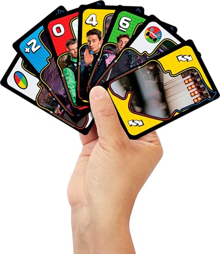 Mattel Games UNO F1 カードゲーム 子供用 家族 旅行 キャンプ用 デッキにはフォーミュラ1レーシングの世界の画像が描かれています。
